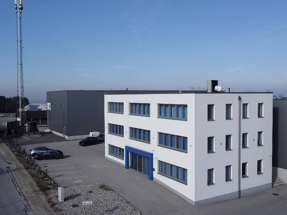 Detaillierter Grundriss des zweiten Obergeschosses eines Bürogebäudes mit verschiedenen Räumen und offenem Layout.