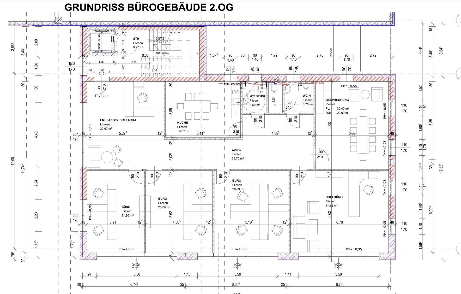 Grundriss des zweiten Obergeschosses eines Bürogebäudes mit mehreren Büros, Empfangsbereich, Küche und getrennten Toiletten.