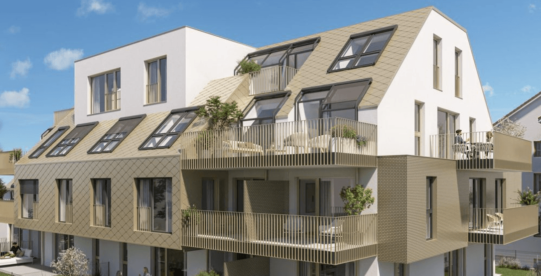Moderne Architektur eines Neubaus mit mehreren Balkonen und charakteristischem Satteldach.