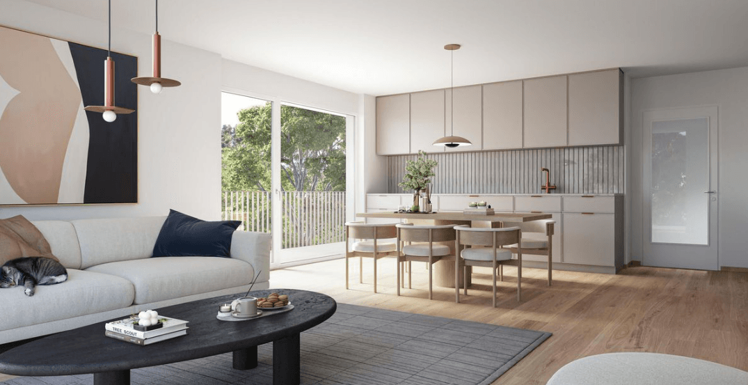 Heller, offener Wohn- und Essbereich mit integrierter Küche, Holzboden und Zugang zum Balkon.