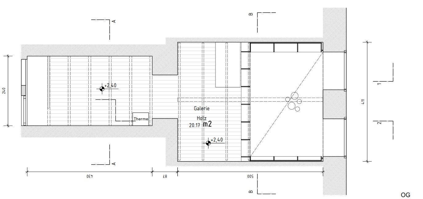 Grundriss des Obergeschosses mit Galerie und offenem Bereich, gekennzeichnet durch Holz.