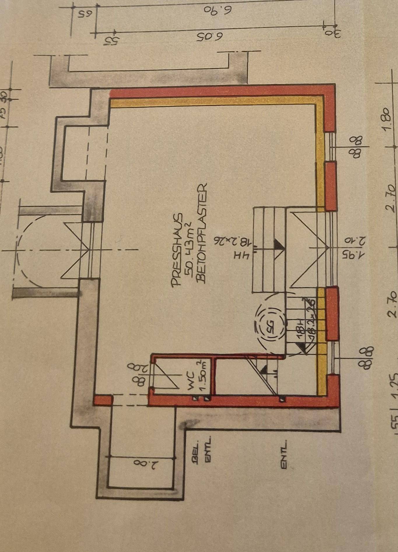 Grundriss eines Presshauses mit WC und Treppenzugang, inklusive Maßen.