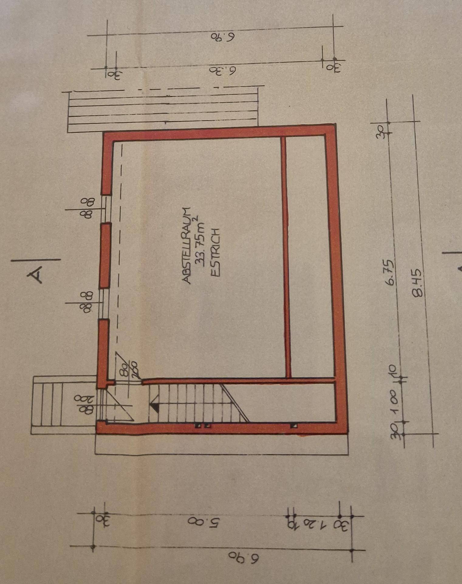 Grundriss eines Abstellraums mit Treppenzugang und Estrichboden, inklusive Maßen.