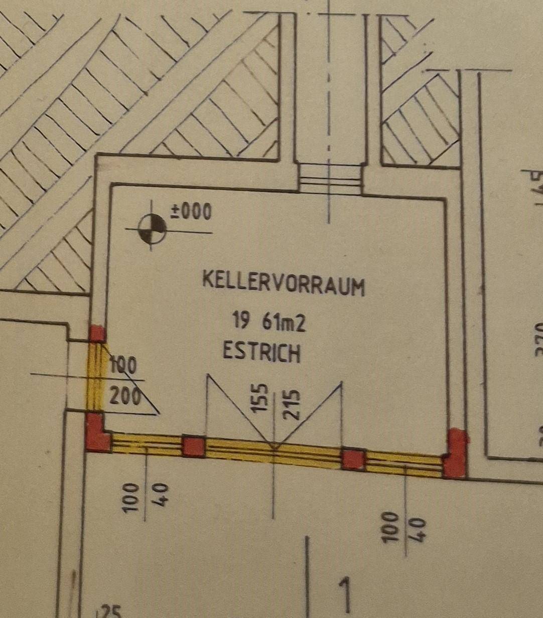 Grundriss eines Kellervorraums mit Estrichboden und Maßen, Teil eines Kellerbereichs.