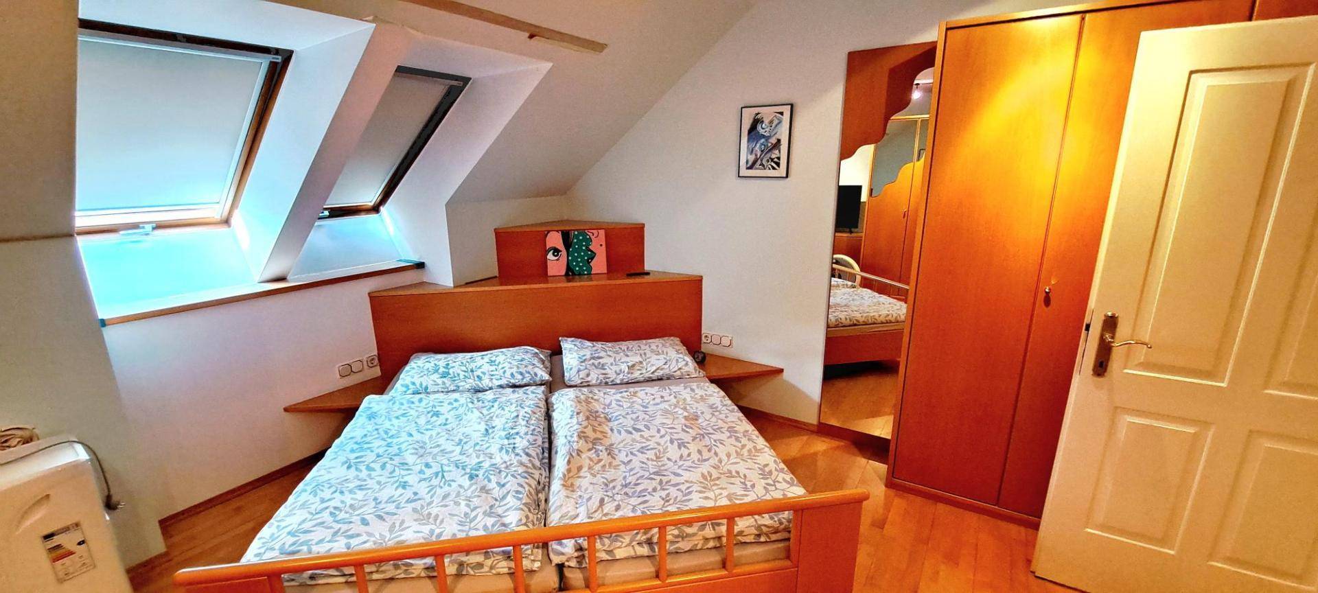 Geräumiges Schlafzimmer im Dachgeschoss mit zwei Einzelbetten und Dachfenstern.