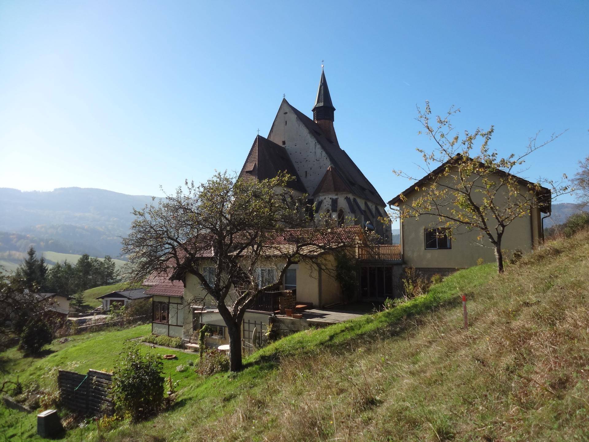 unmittelbar bei Wehrkirche