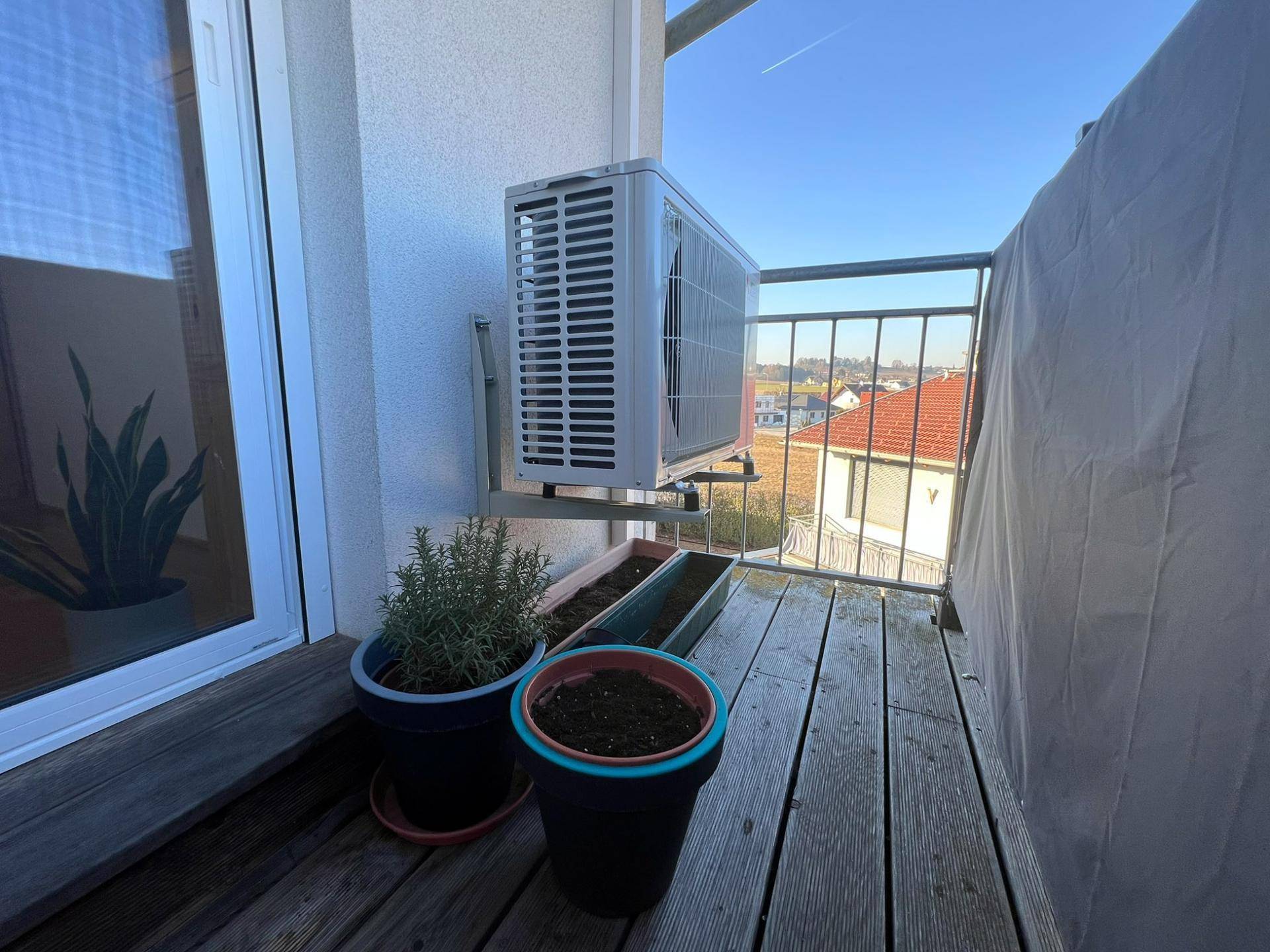 Südbalkon mit Klimaanlage