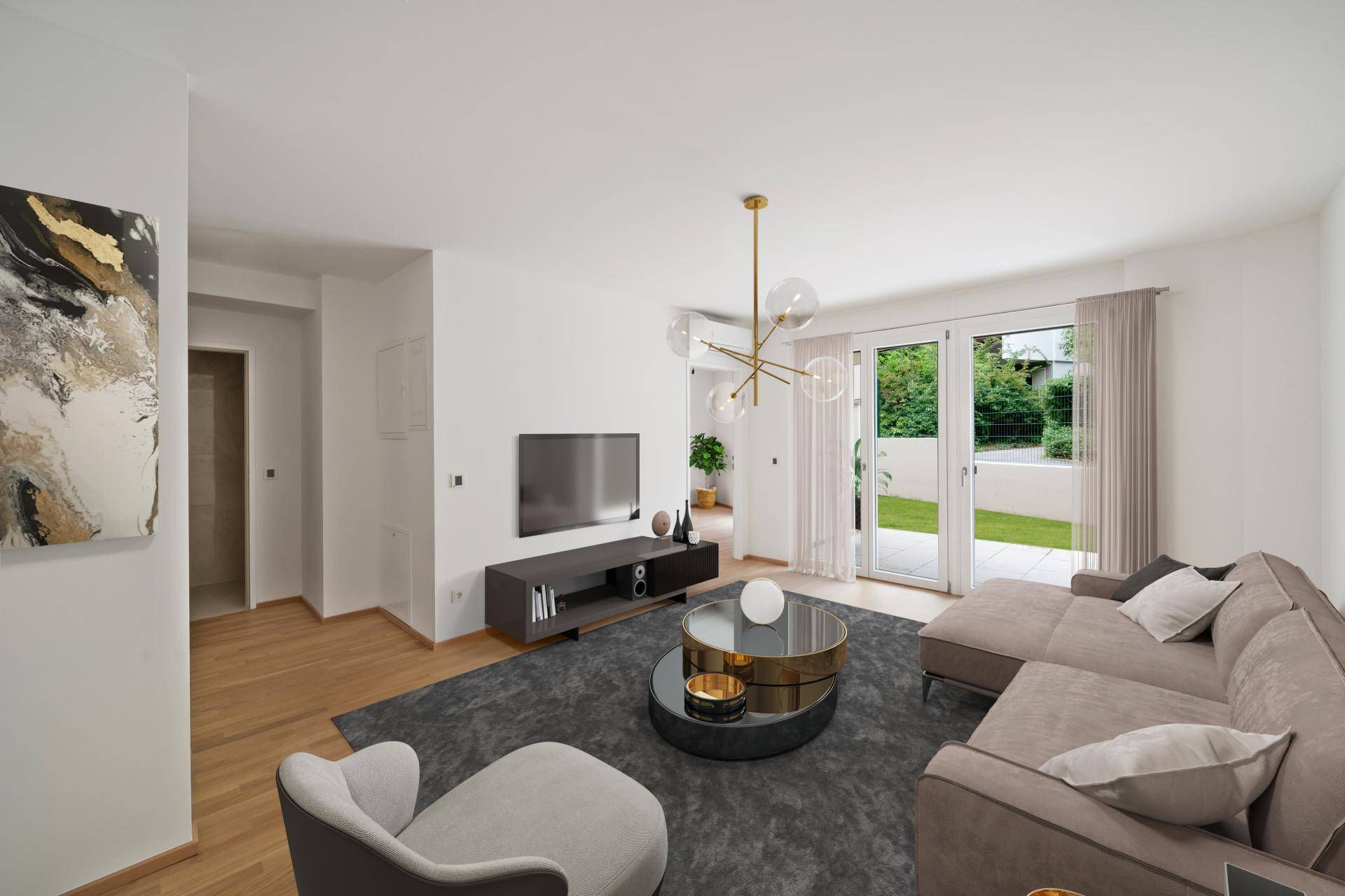 Modernes Wohnzimmer mit bequemer Couch, Holzboden und großen Fenstern zum Garten.