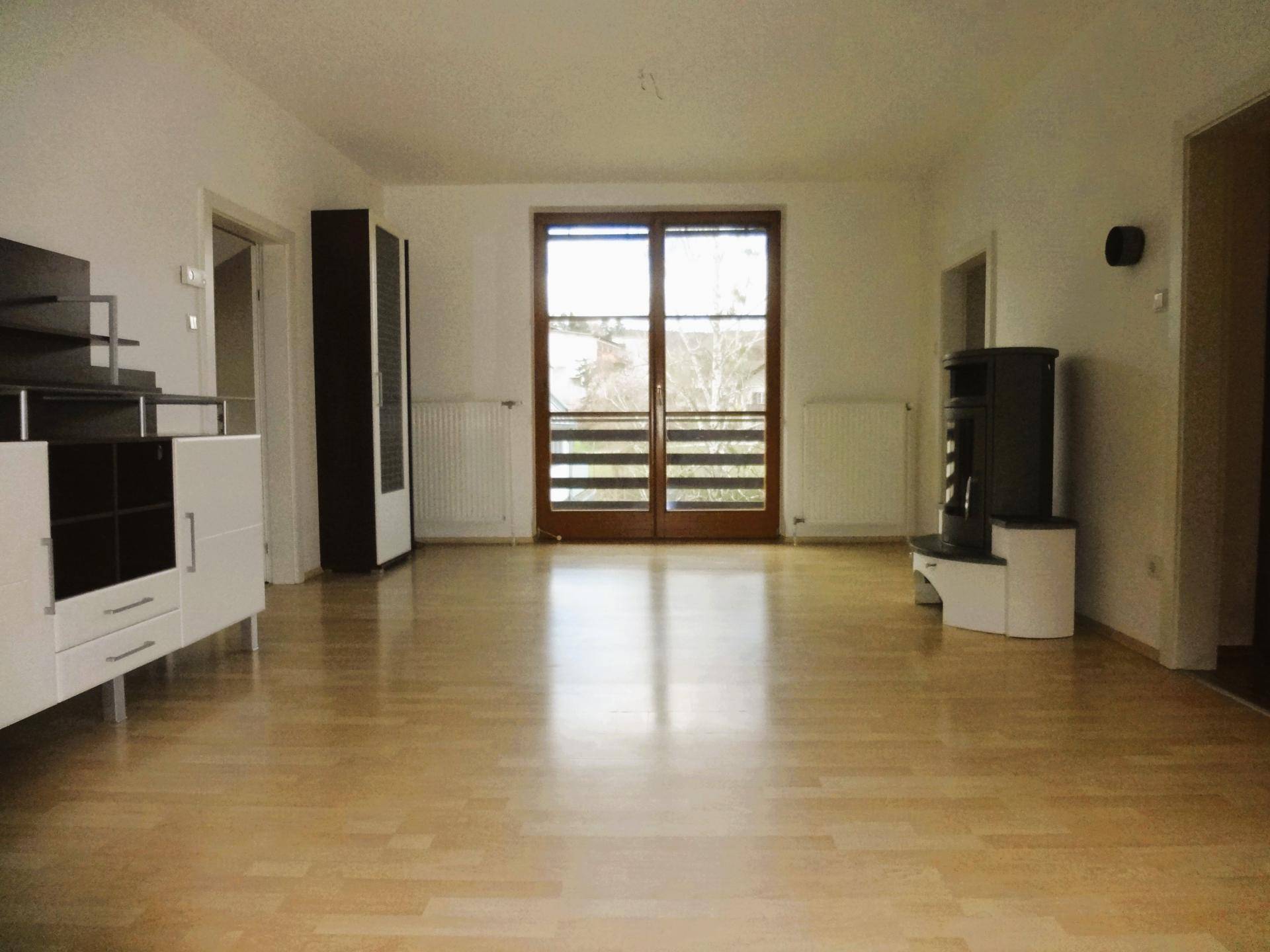 Wohnzimmer mit Balkonzugang