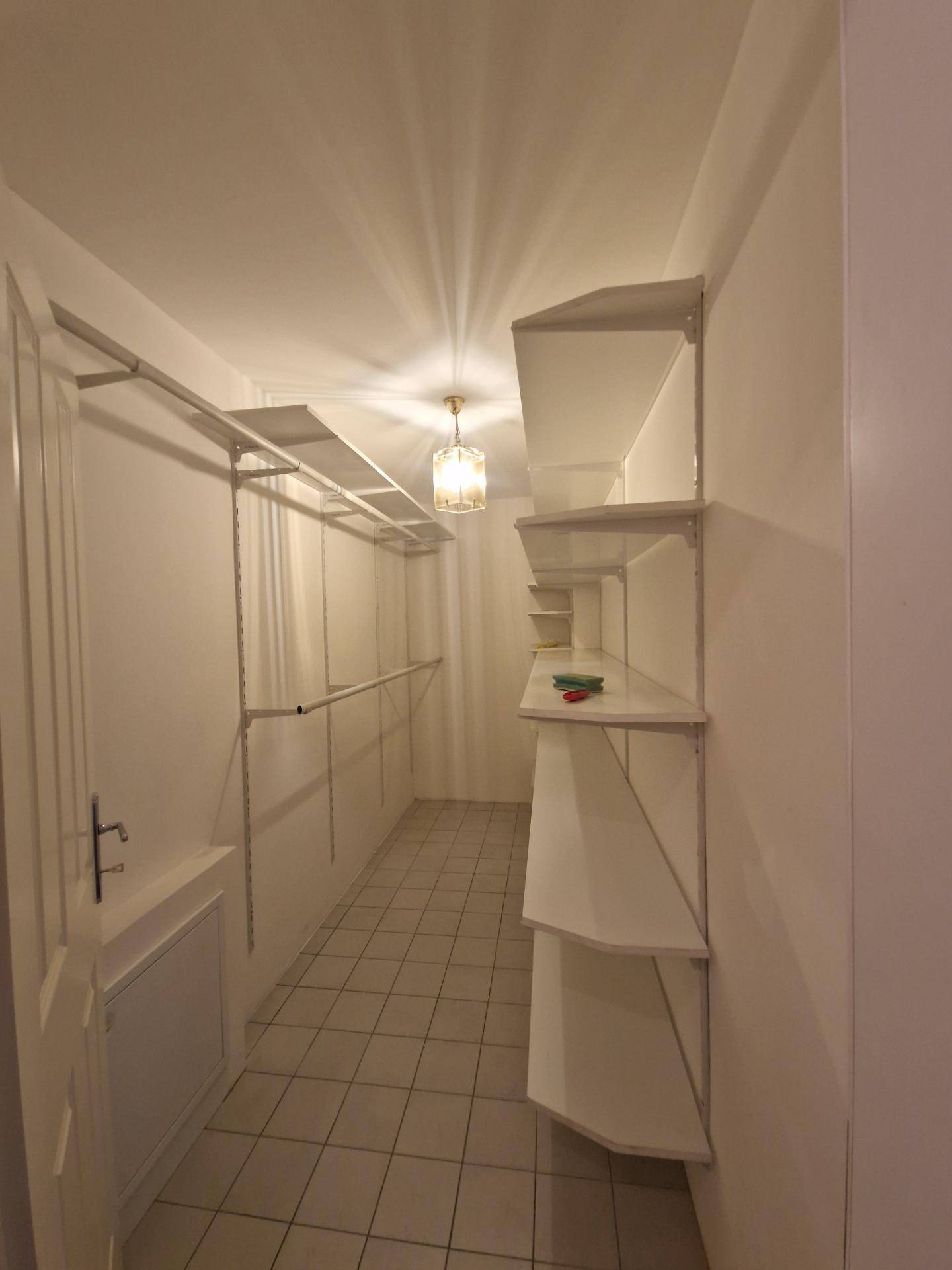 Praktischer begehbarer Kleiderschrank mit Regalen und Stauraum.