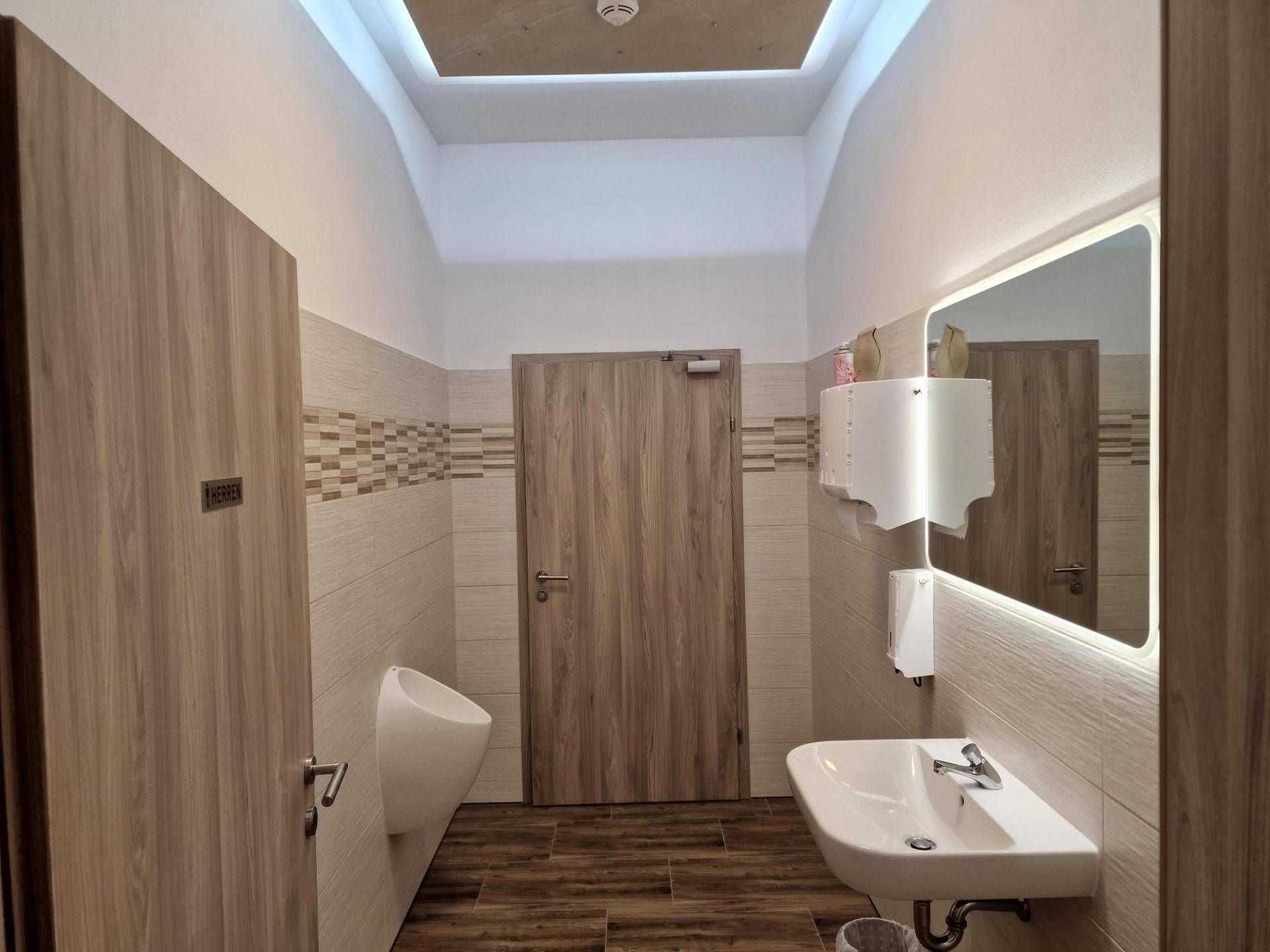 Waschvorraum Herrentoilette