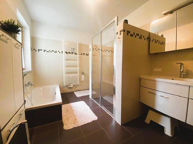 Badezimmer mit Wanne, Dusche, WC, Doppelwaschbecken