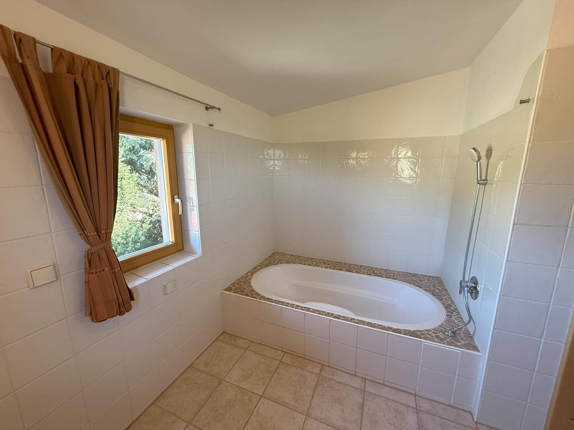 Bad mit Dusche und Wanne