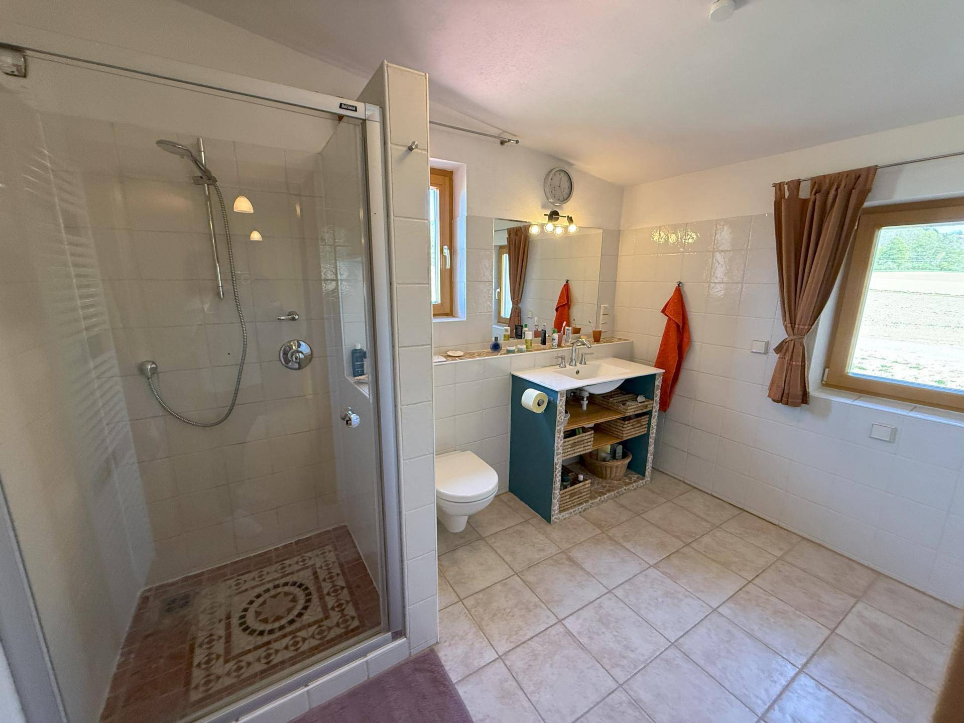 Bad mit Dusche und Wanne