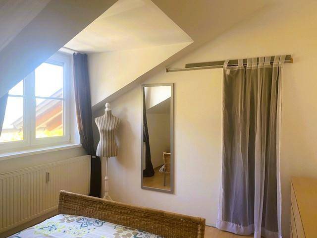 Schlafzimmer, dahinter begehbarer Schrank