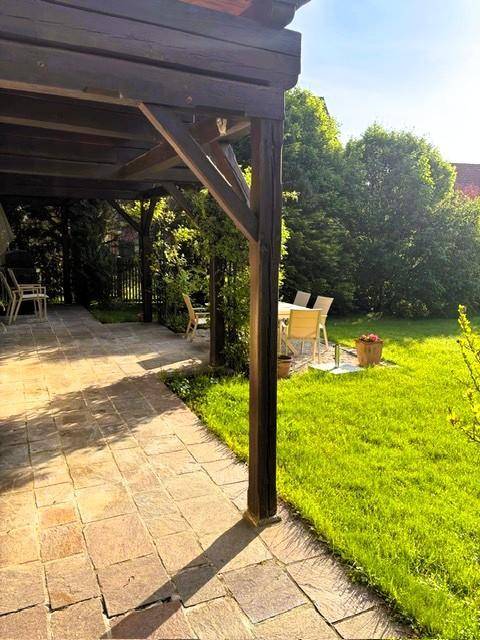 überdachter Sitzplatz beim Garten