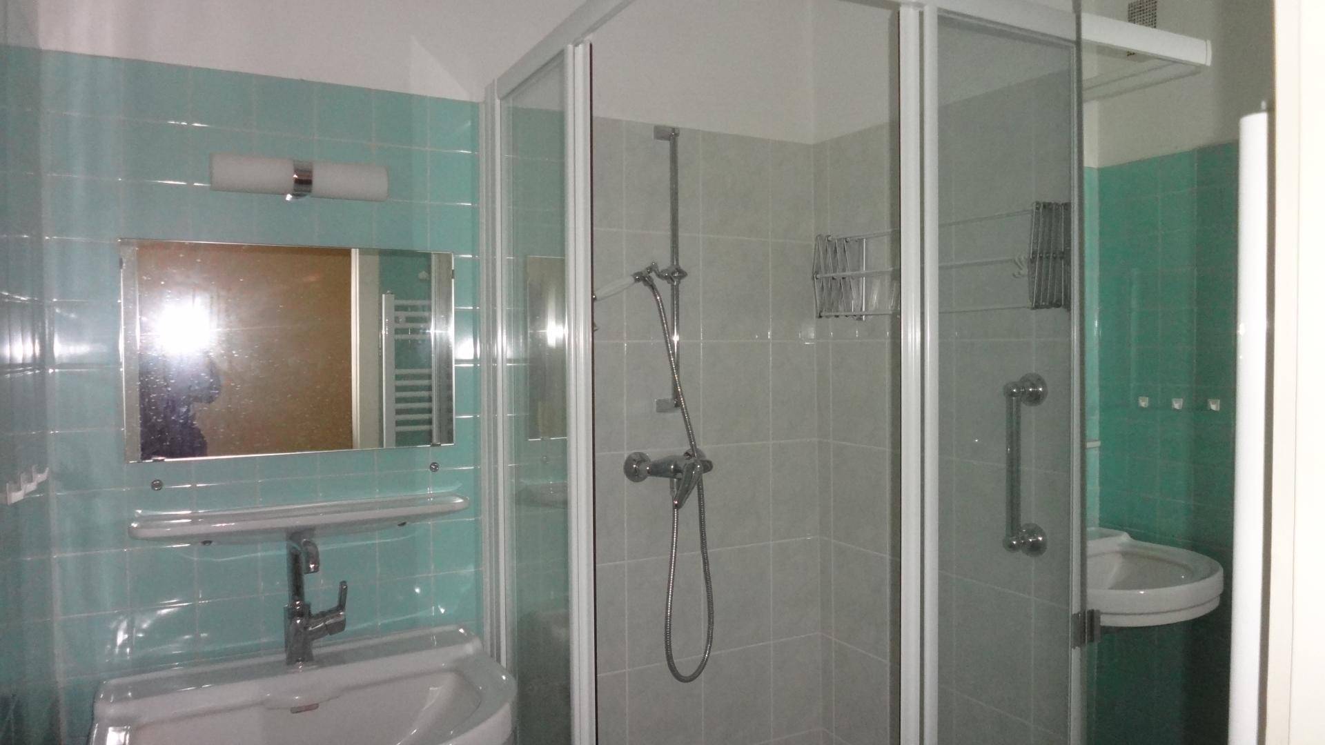 Badezimmer mit Dusche