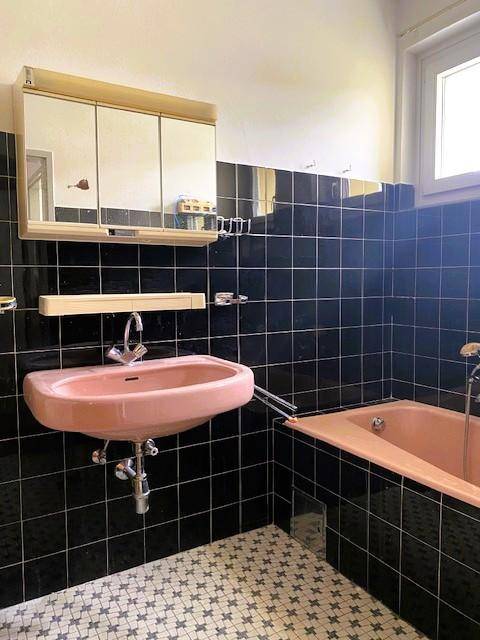 Badezimmer mit Wanne und Dusche