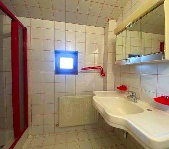 Badezimmer mit Dusche und Waschbecken