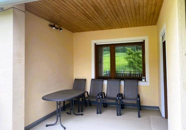 Überdachte, geschützte Terrasse