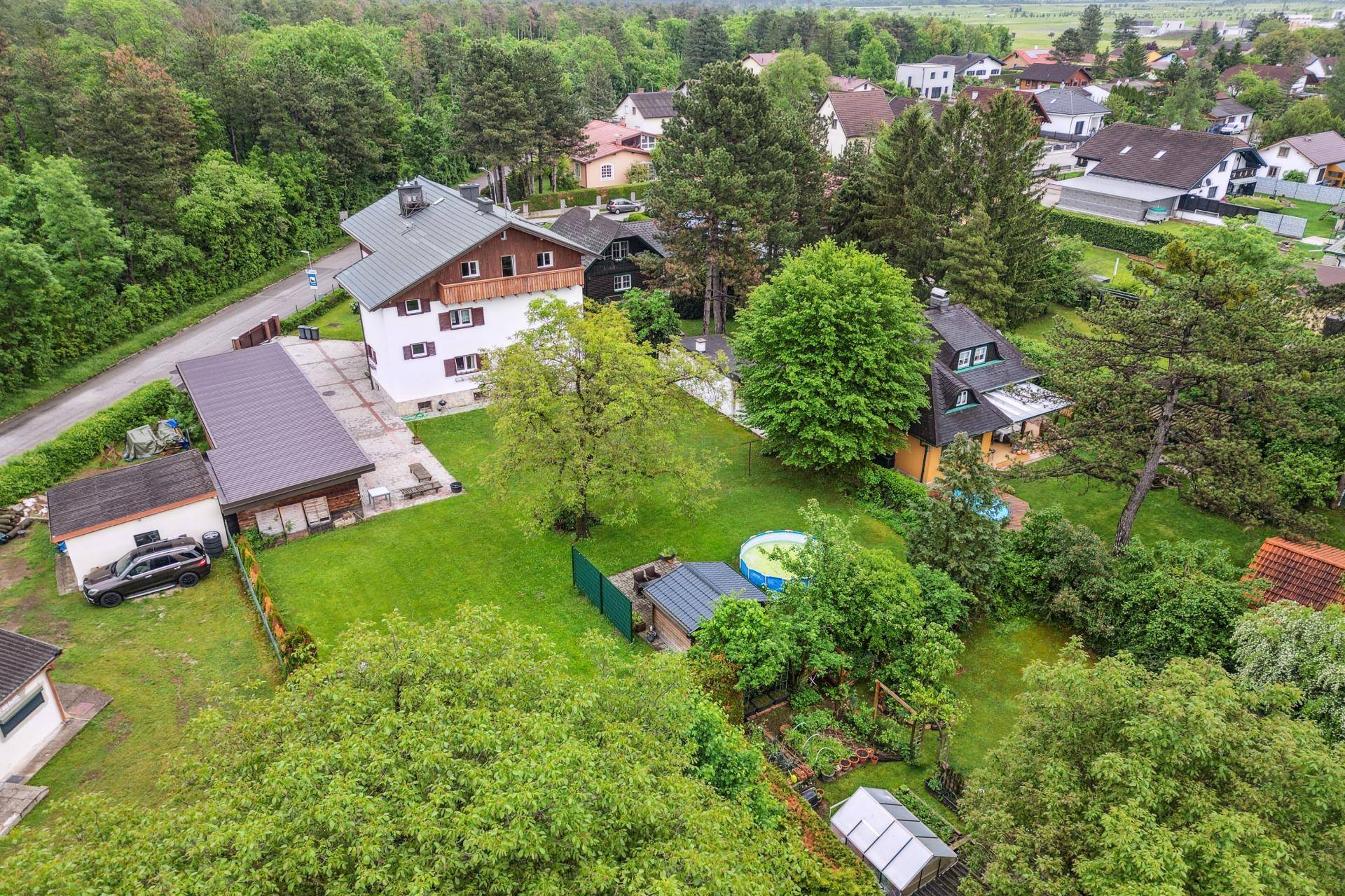 wunderschöner großer Garten, lässt sich auch gut in 3 Einheiten abteilen als Eigengarten für jede Etage