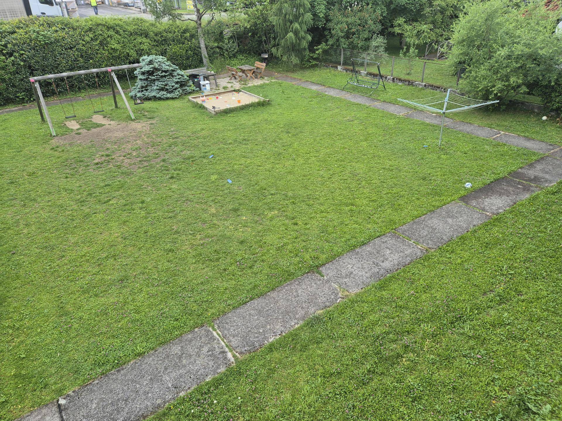 Blick von Balkon in den Garten