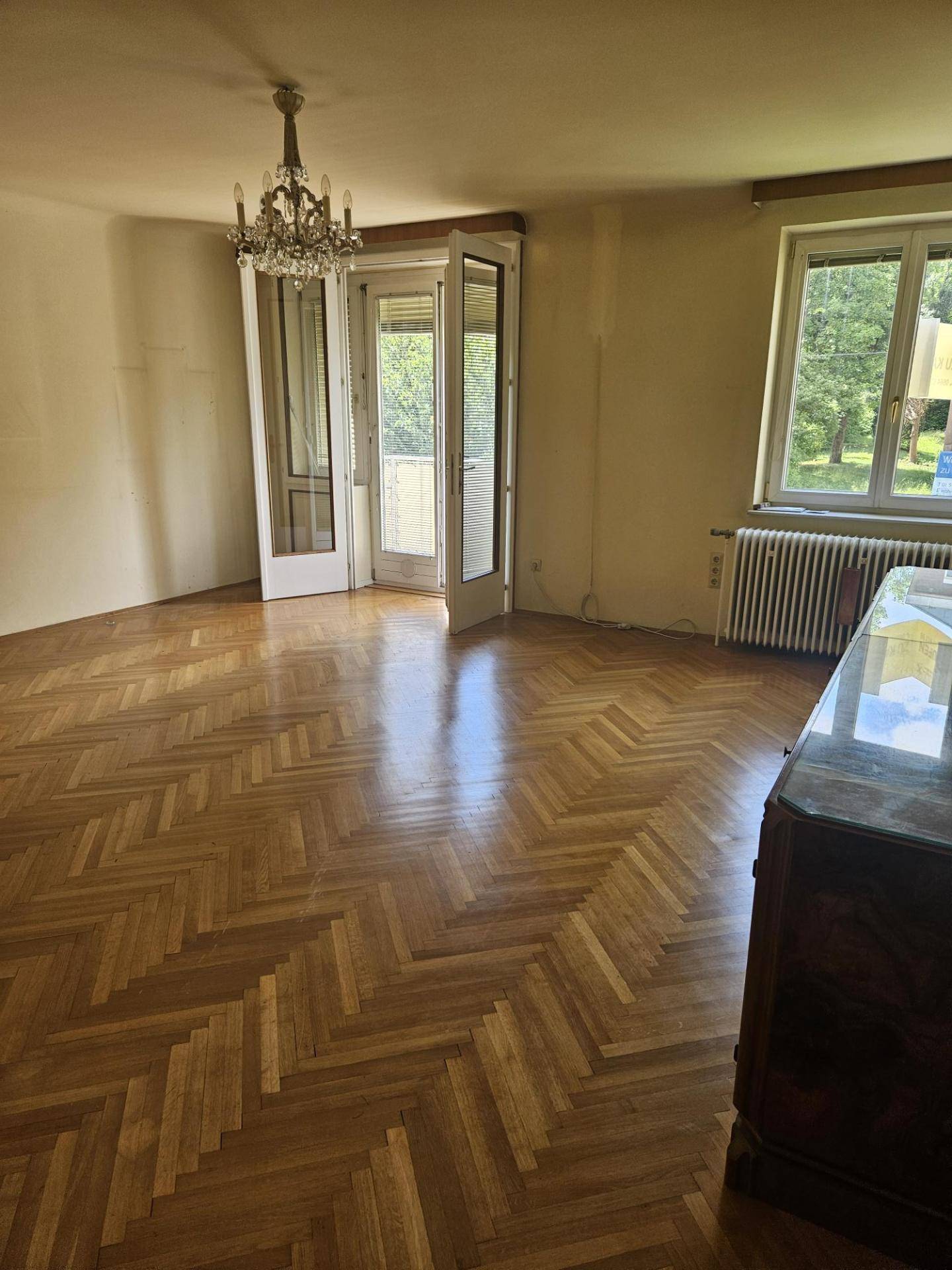 Wohnzimmer mit Balkon