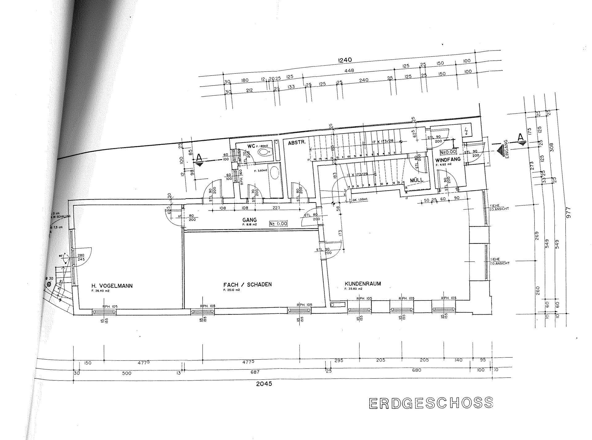Grundriss des Erdgeschosses mit verschiedenen Räumen, WC und Treppenhaus.