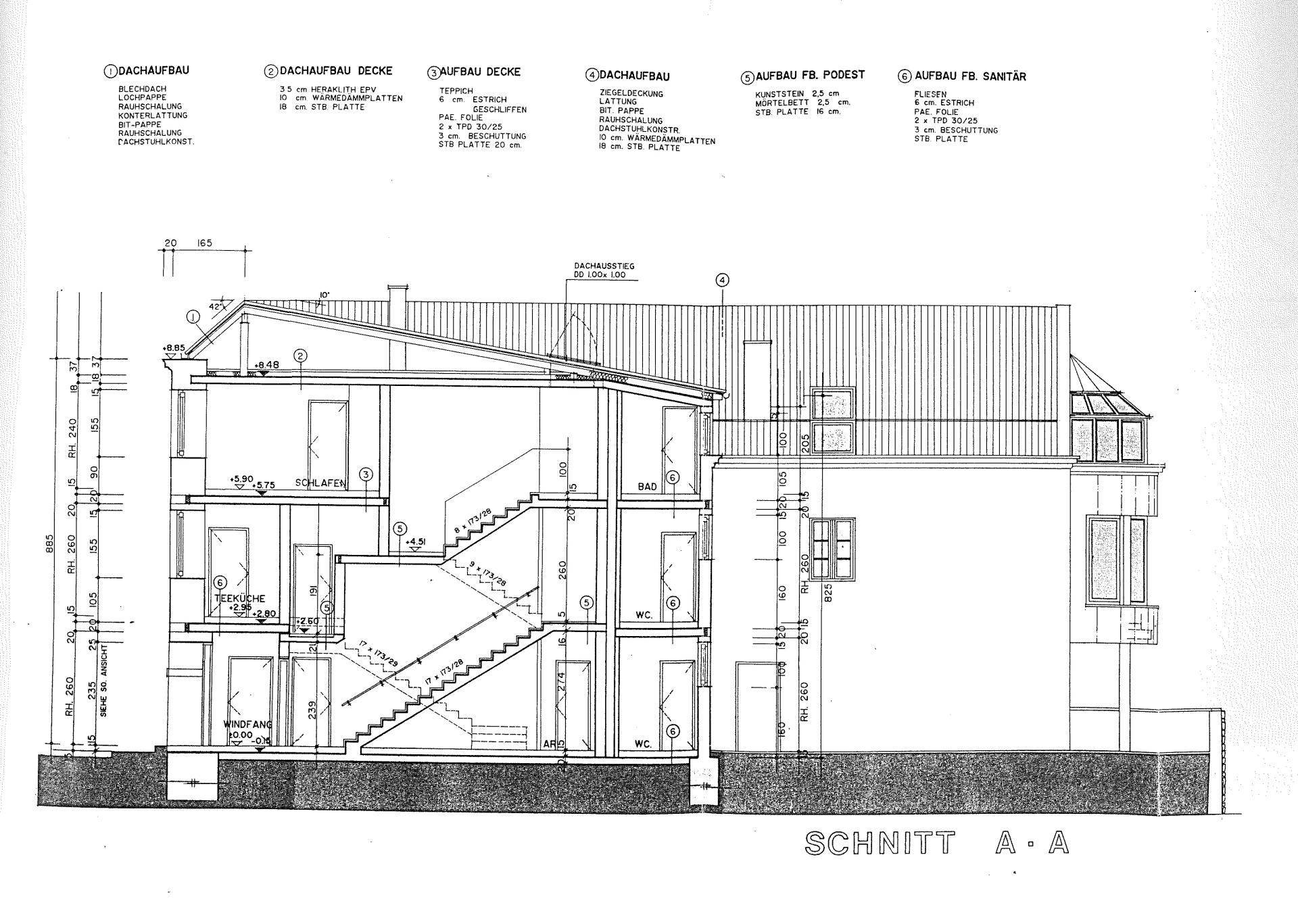 Architektonischer Schnittplan des Gebäudes, der die verschiedenen Stockwerke, Treppen und Dachkonstruktion zeigt.