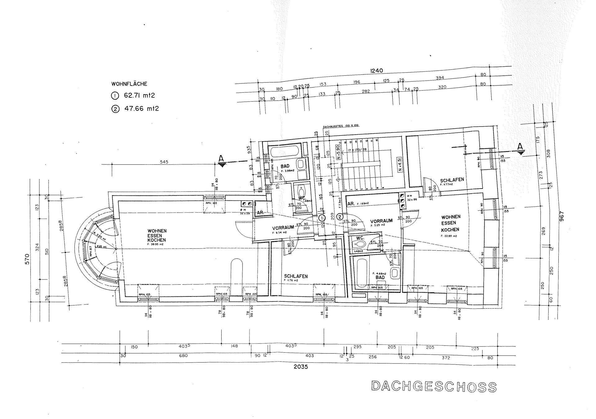 Grundriss des Dachgeschosses mit Wohn-, Ess- und Kochbereich, Schlafzimmern und Bädern.