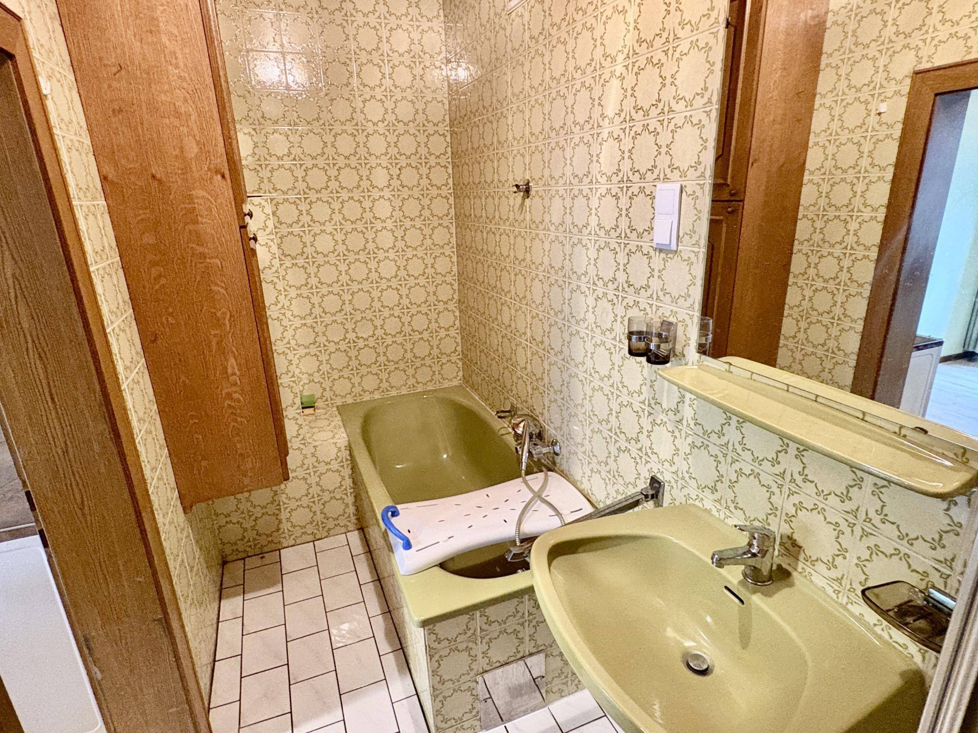 Badezimmer mit Dusche und Badewnne