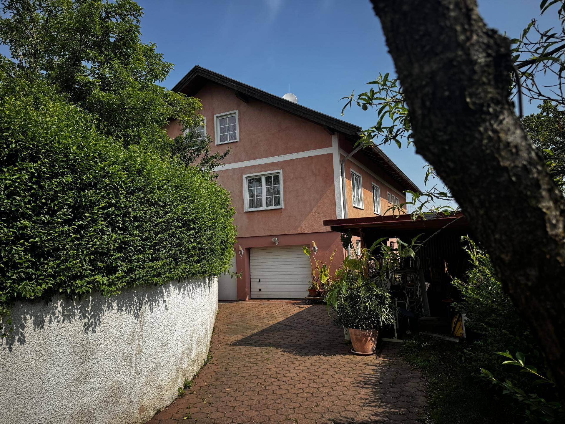 Zufahrt zu Garage und Carport