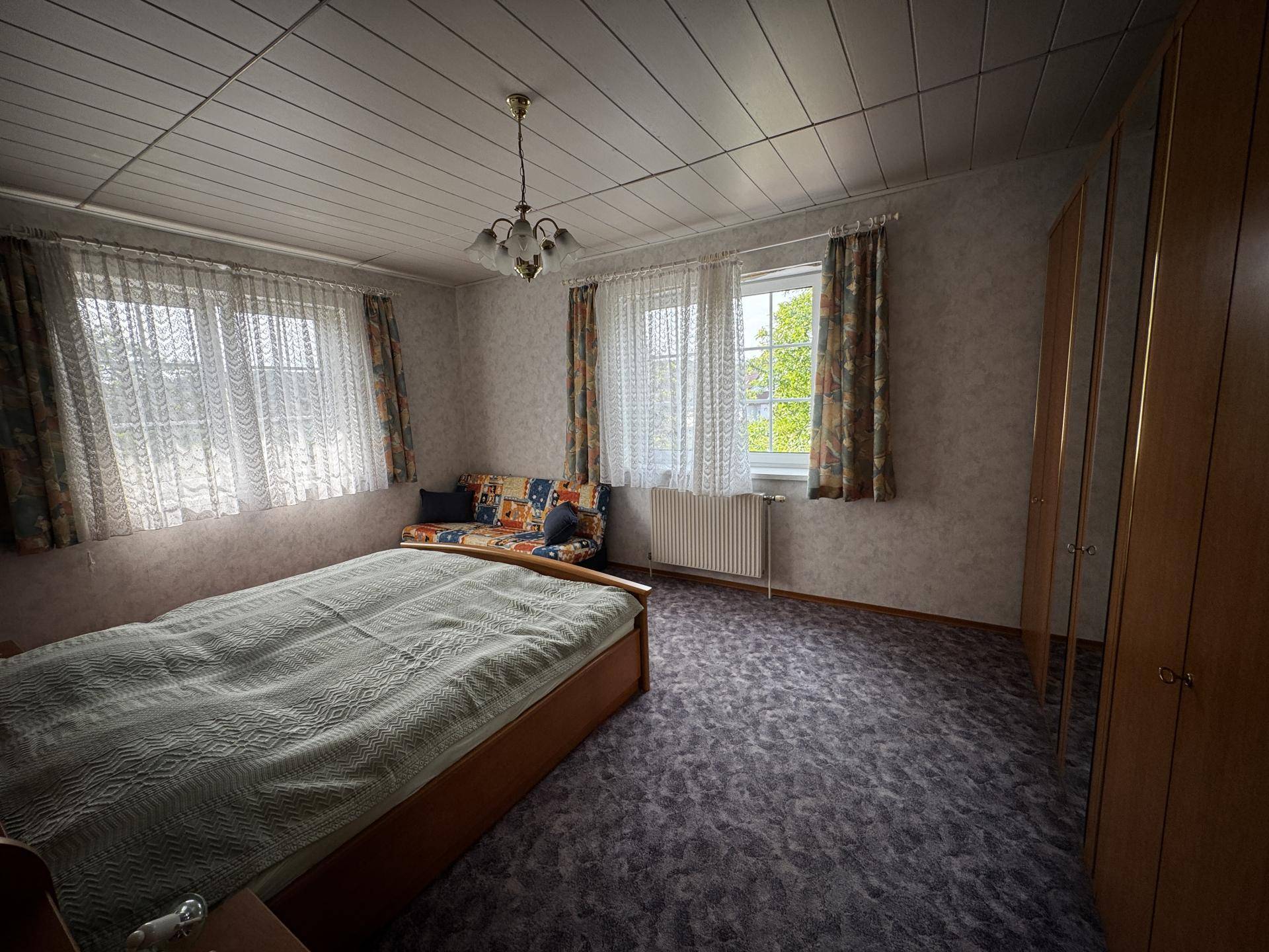 Schlafzimmer mit viel Platz