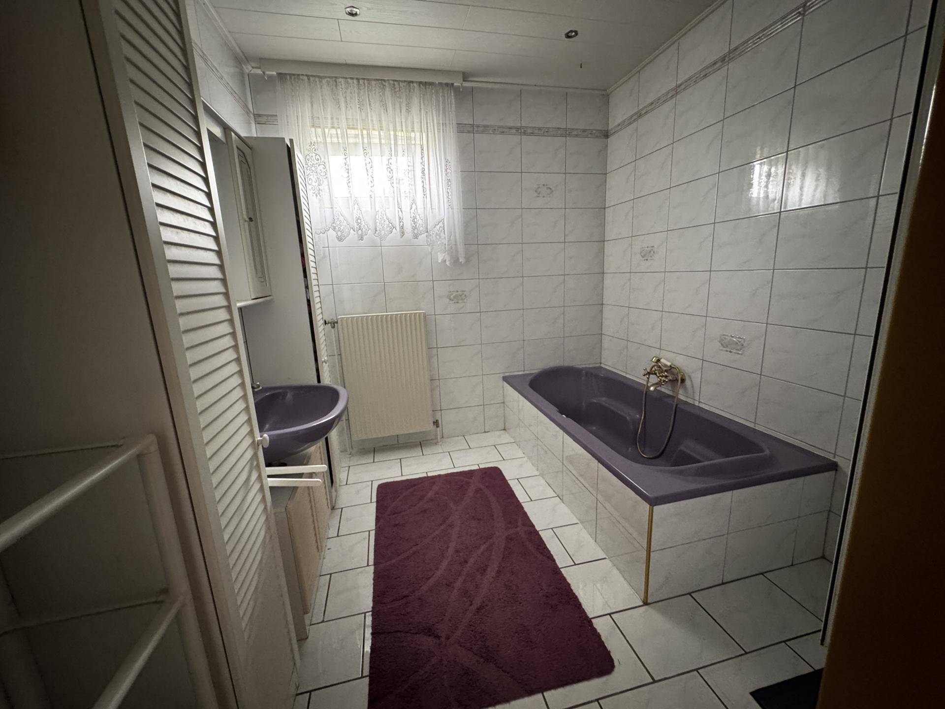 geräumiges Badezimmer mit Dusche und Wanne