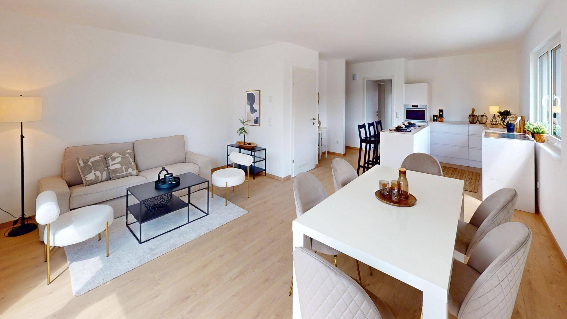 Geräumiger Wohn-Essbereich mit beigem Sofa, Esstisch und integrierter, moderner Küchenzeile.