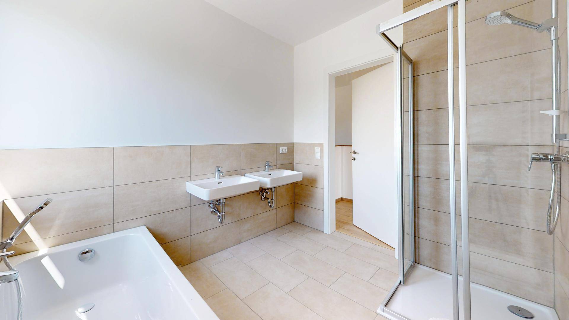 Modernes Badezimmer mit Doppelwaschbecken, Badewanne und einer Duschkabine.