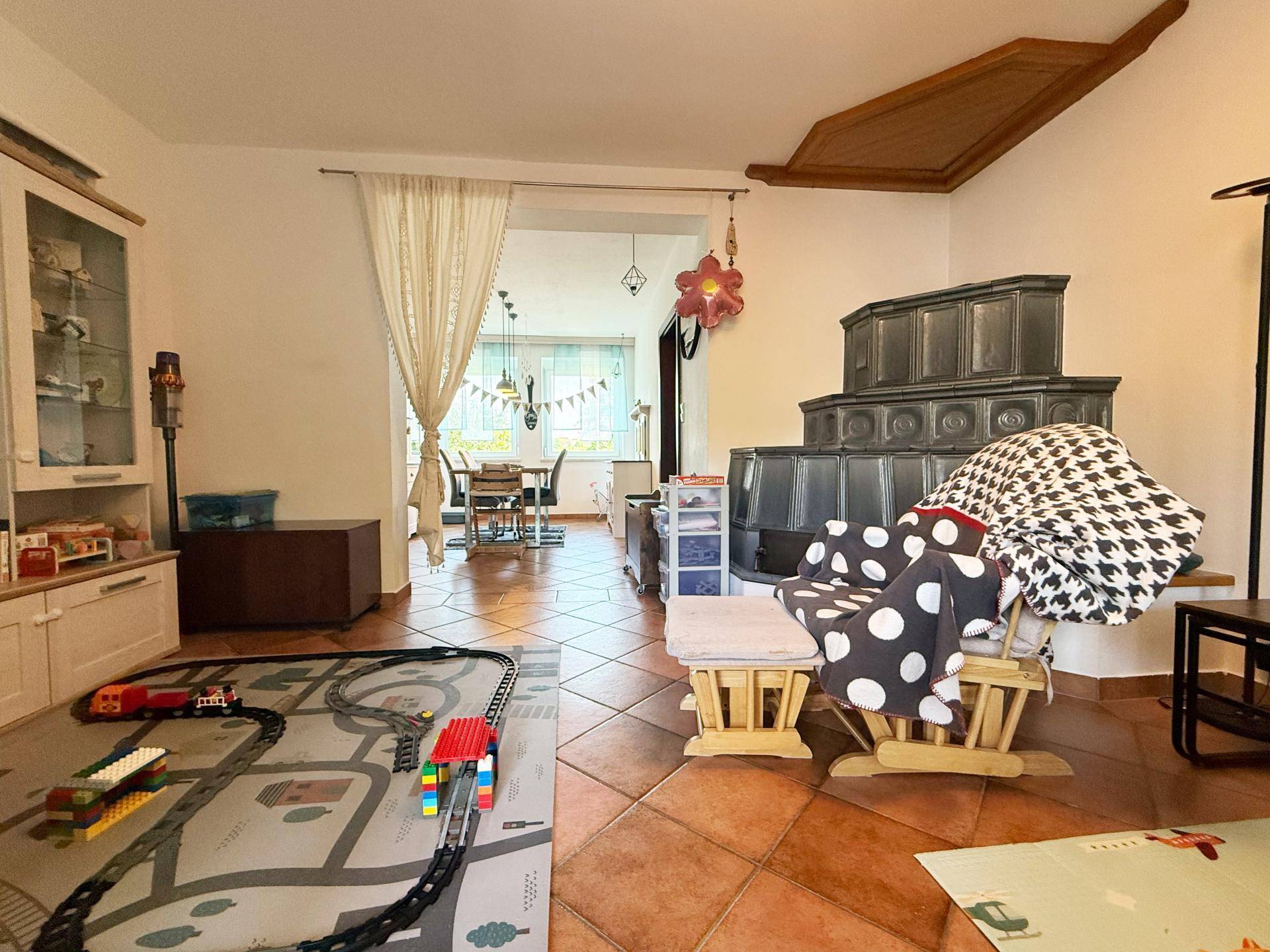 Spielbereich im großen Wohnzimmer mit Kachelofen