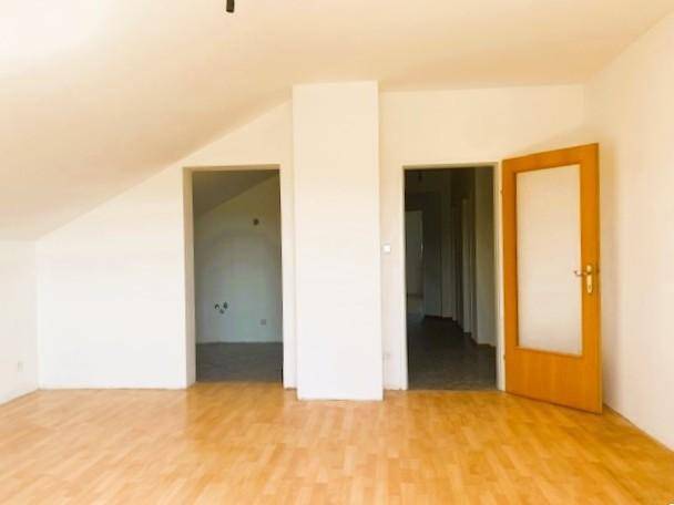 Wohnzimmer Richtung Küche und Vorraum