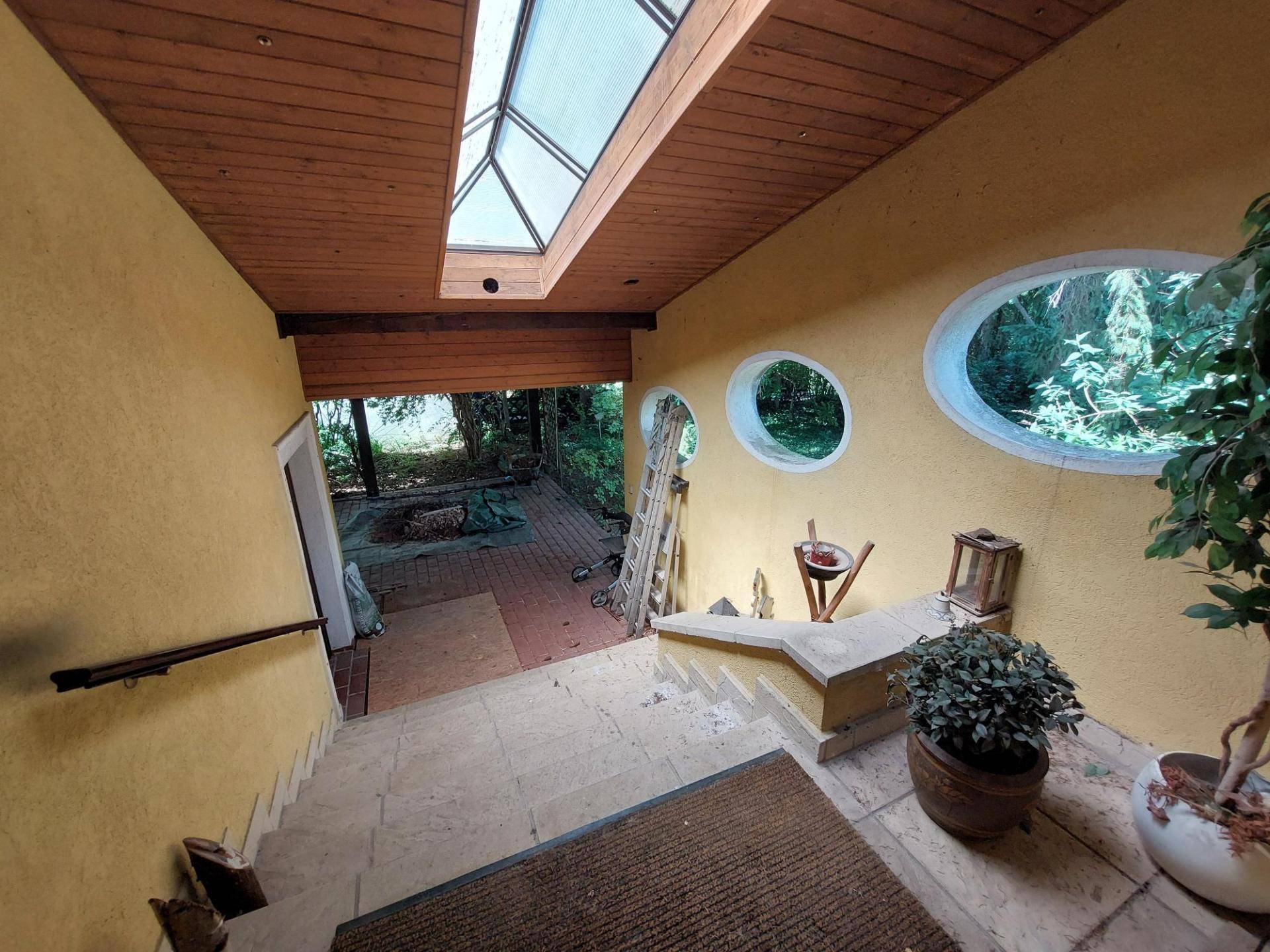 Überdachter Zugang zu Haus und Terrasse