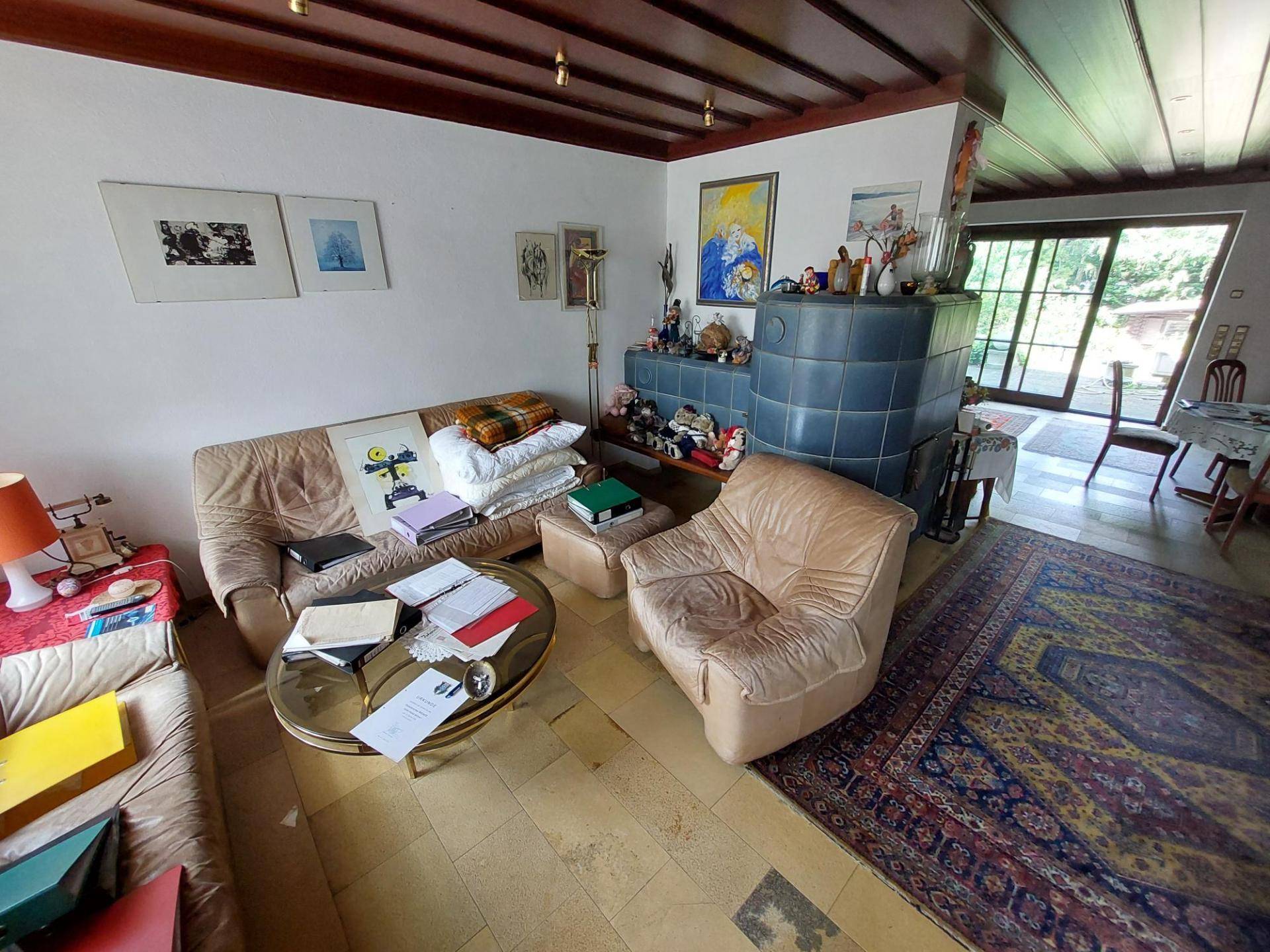Wohnzimmer mit Kachelofen