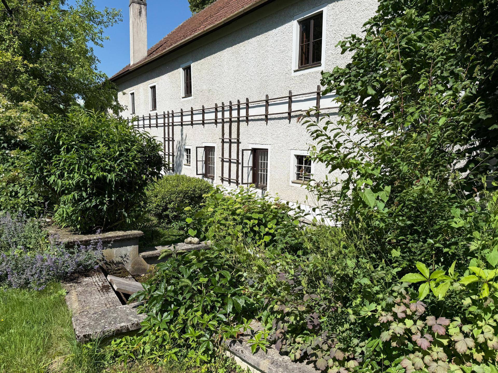Aussenansicht - Wohntrakt mit Zugang zum Park