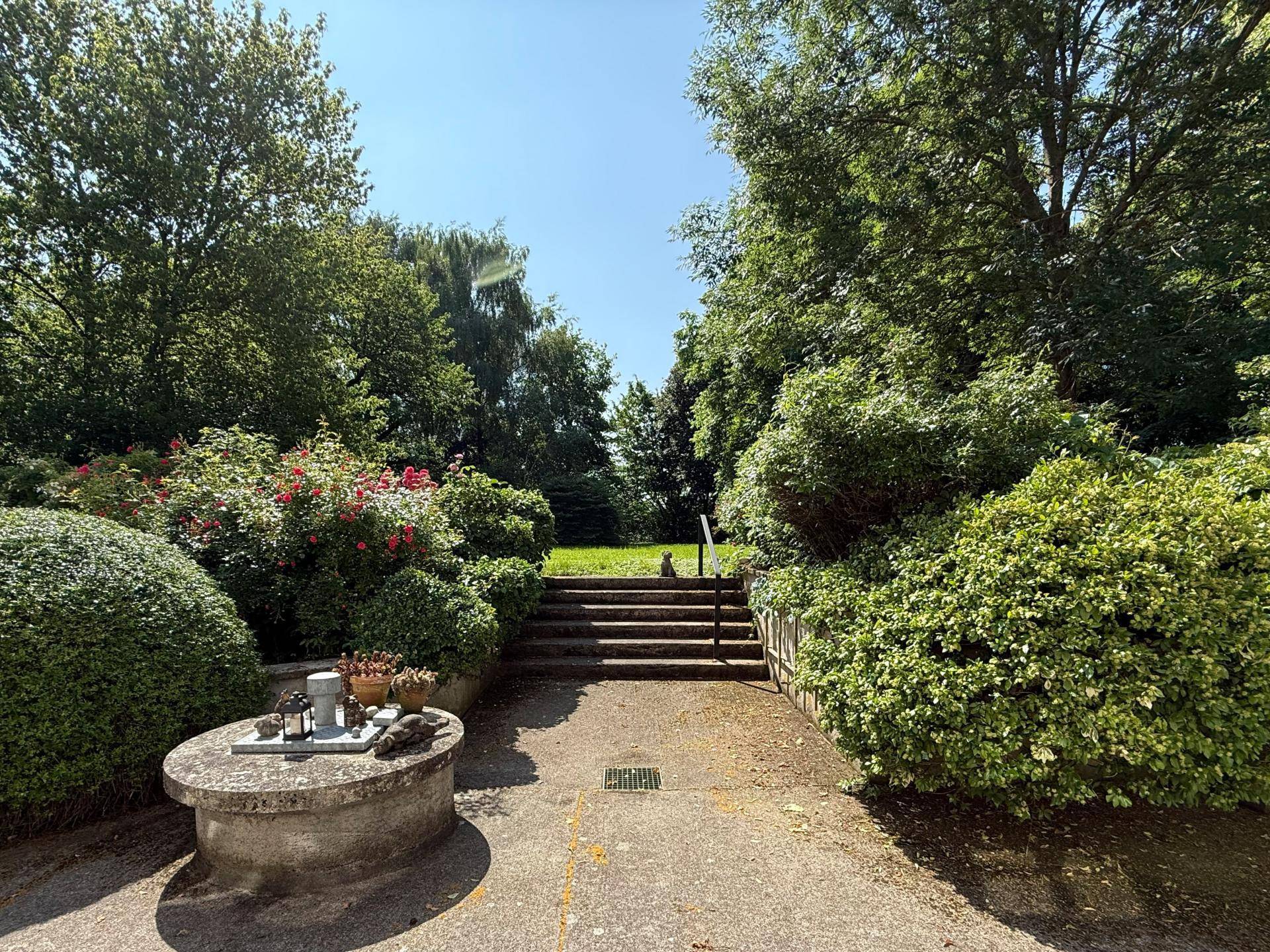 Aussenansicht aus Wohntrakt mit Zugang gen Park