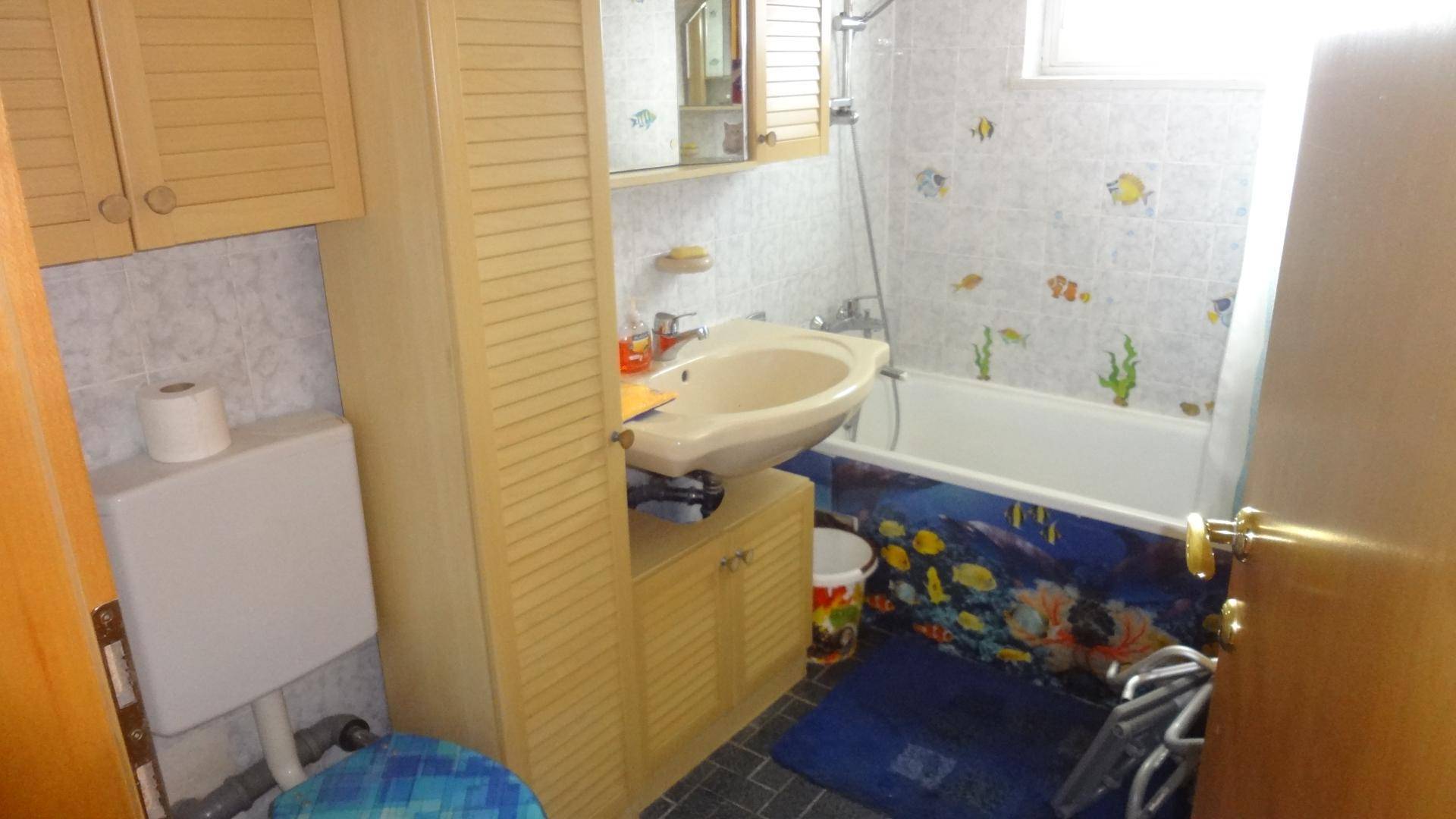 Badezimmer mit Badewanne und WC