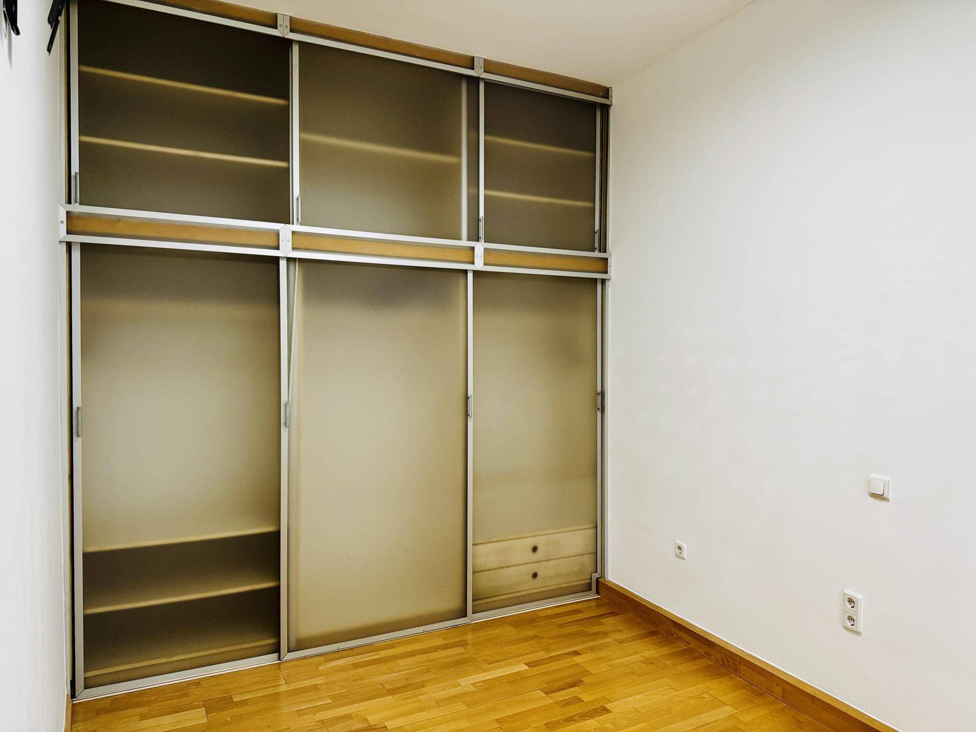 Zimmer 1 Blick Richtung Kasten