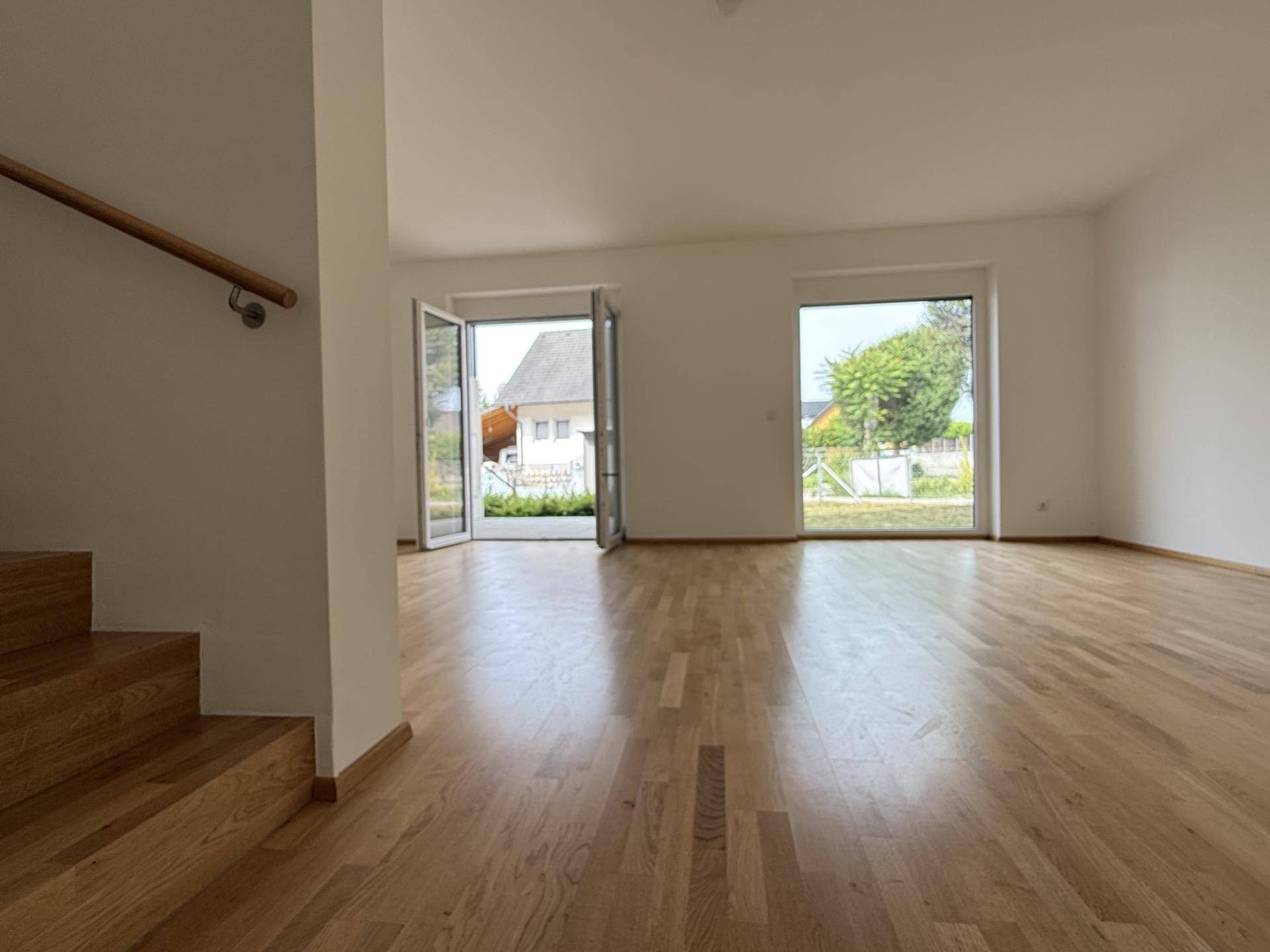 Blick ins Wohnzimmer mit Terrassenzugang