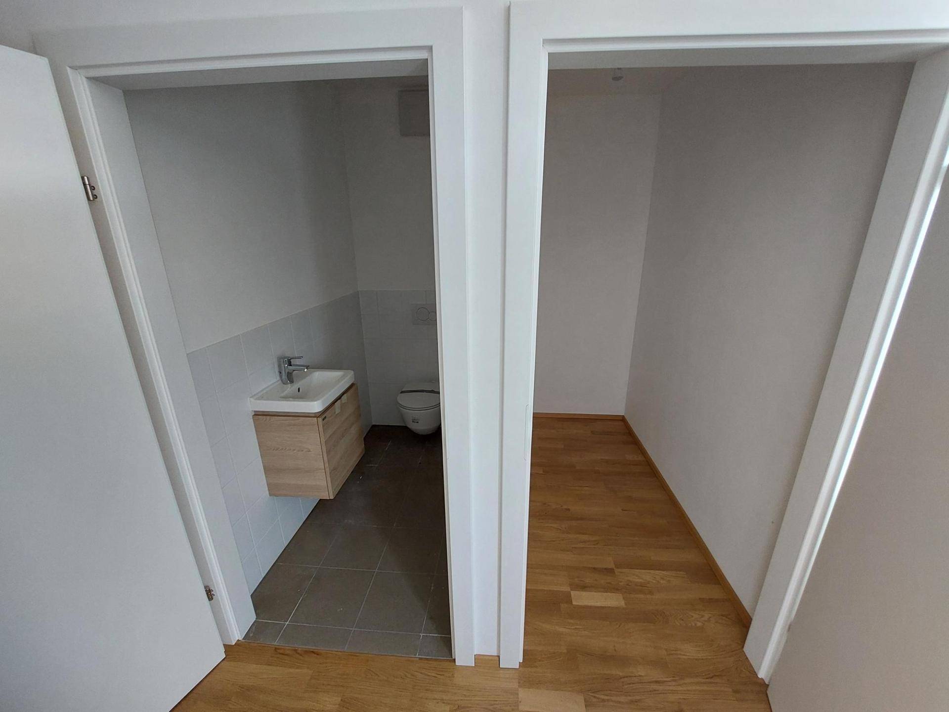Abstellraum und WC