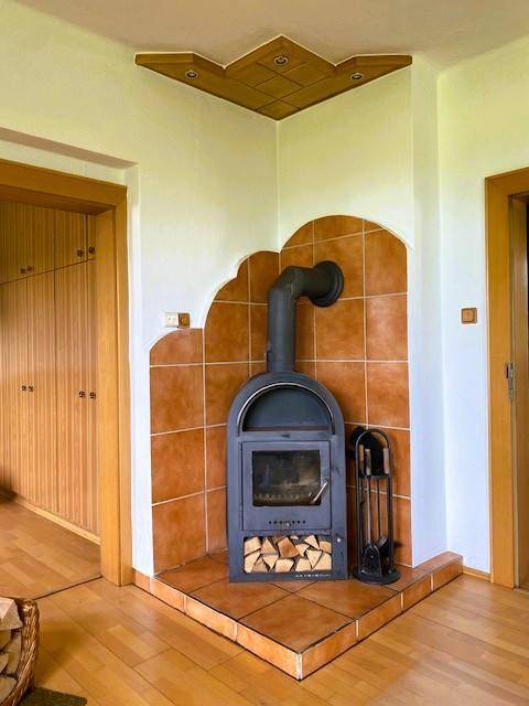 gemütlicher Schwedenofen im Wohnzimmer
