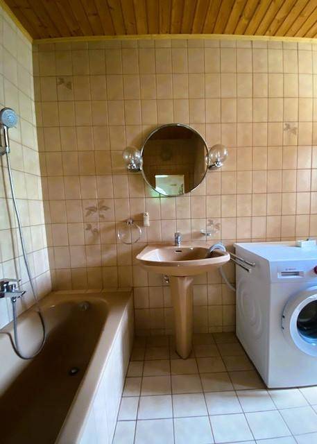 Badezimmer mit Dusche und Wanne