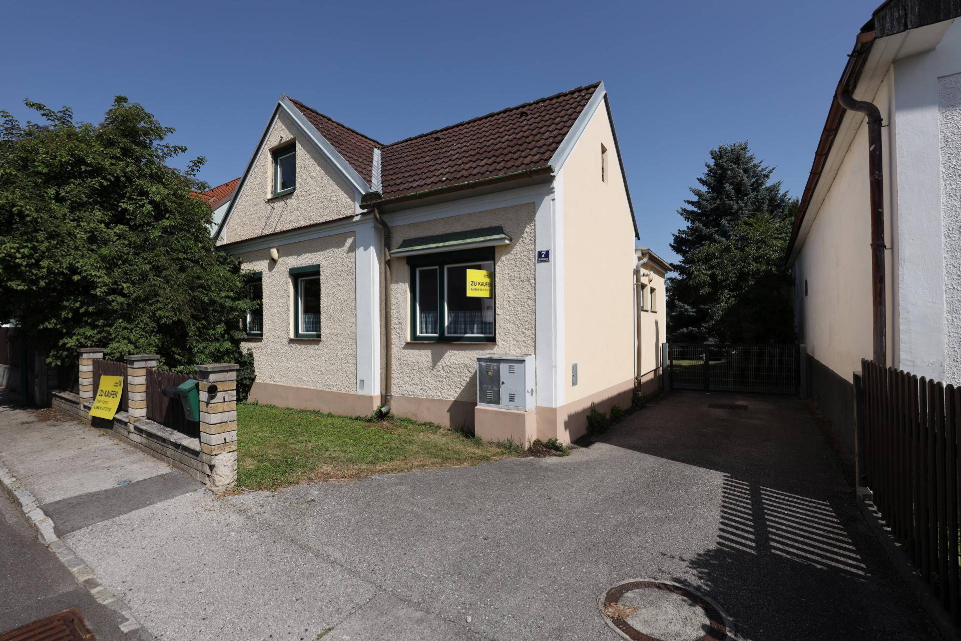 Hausansicht, Einfahrt und Stellplätze