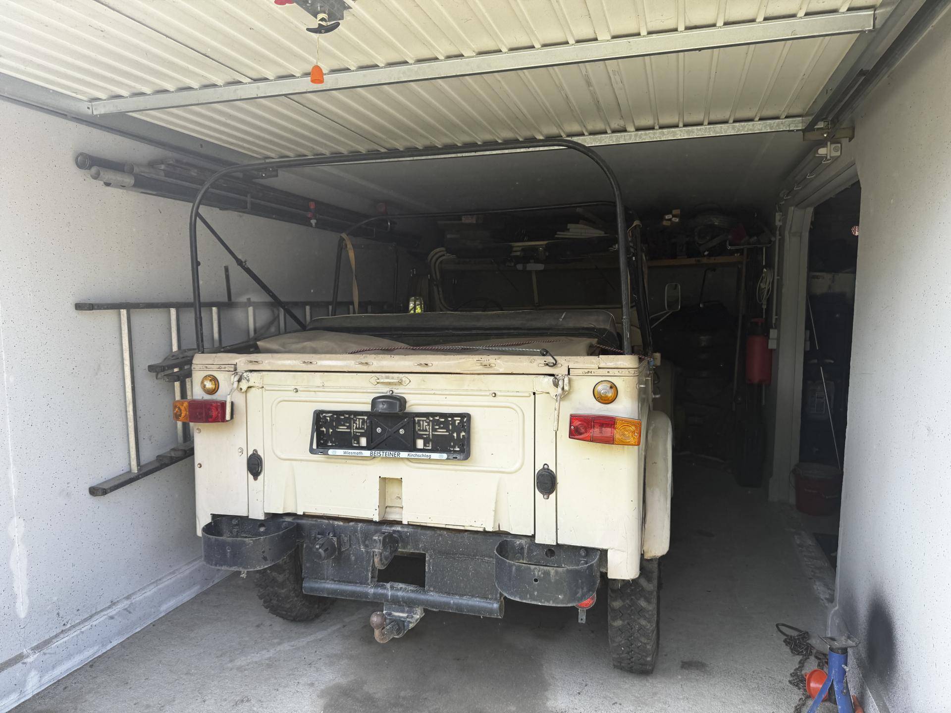 Garage mit geparktem Fahrzeug und ausreichend Platz für weitere Nutzung.